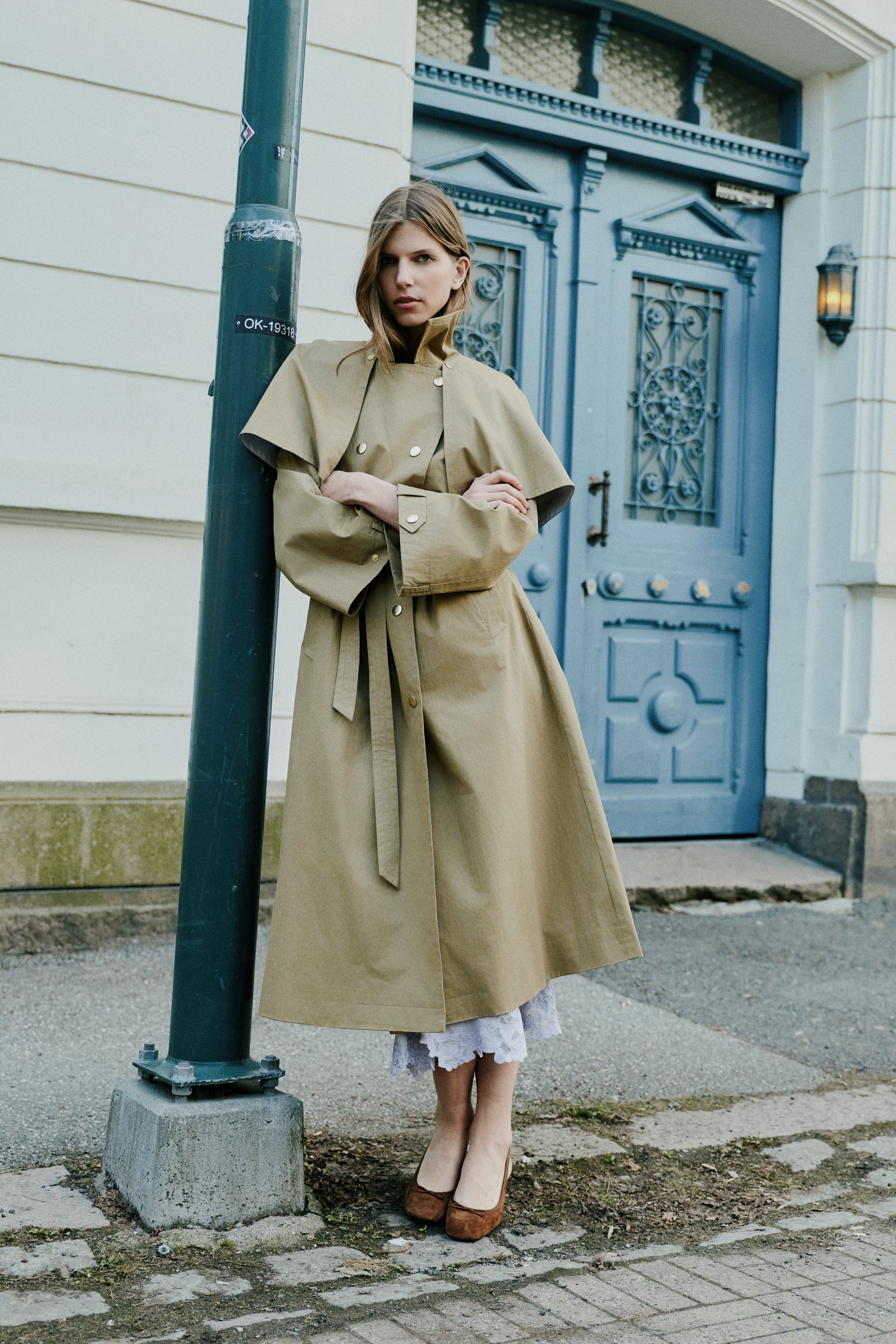 ジャケット・アウター Riu 2way cape trench coat MONTI | Cotton Trench with Cape | Pia Tjelta Studio